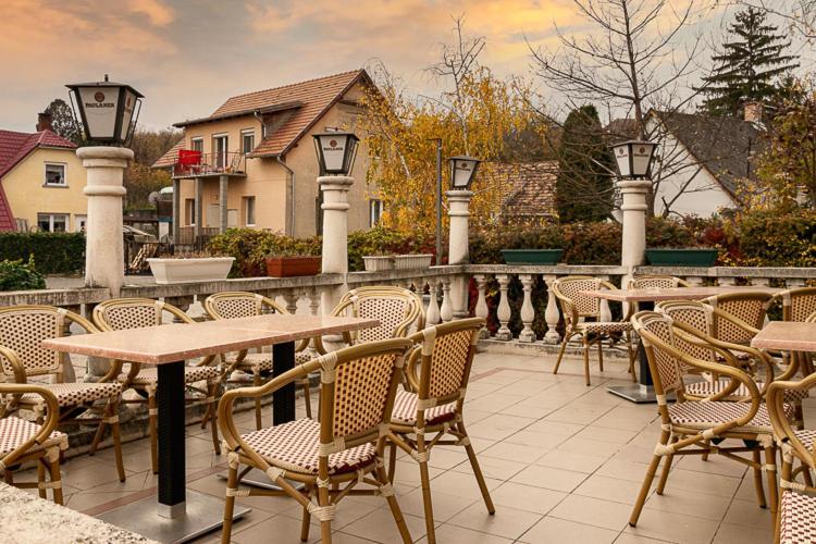 Hegyalja Etterem Es Panzio Hotel Zsámbék Exterior foto